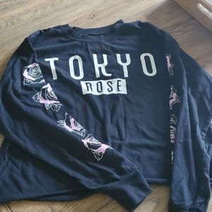 Black long sleeve slightly cropped t shirt